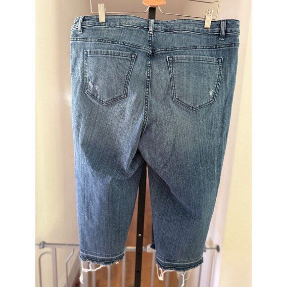 EUC Lane Bryant Womens Crop Jeans Size 18 Frayed Hem Mid-Wash Denim - Picture 2 of 6